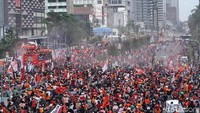 Ada ribuan the jakmania yang ikut merayakan pesta juara Persija.