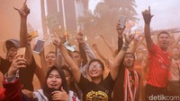 Ekspresi The Jakmania Persija saat pawai merayakan gelar juara Persija Jakarta.