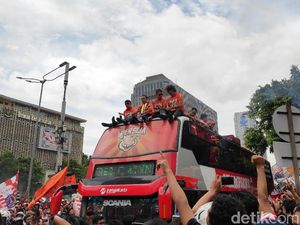 Foto: Aksi Anies Naik Bus Tingkat di Pawai Persija Juara Foto: Aksi Anies Naik Bus Tingkat di Pawai Persija Juara
