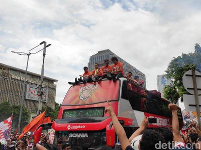 Foto: Aksi Anies Naik Bus Tingkat di Pawai Persija Juara