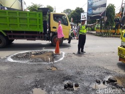 Pipa Bocor Bikin Aspal di Lumajang Terkelupas, Polisi Beri Tanda