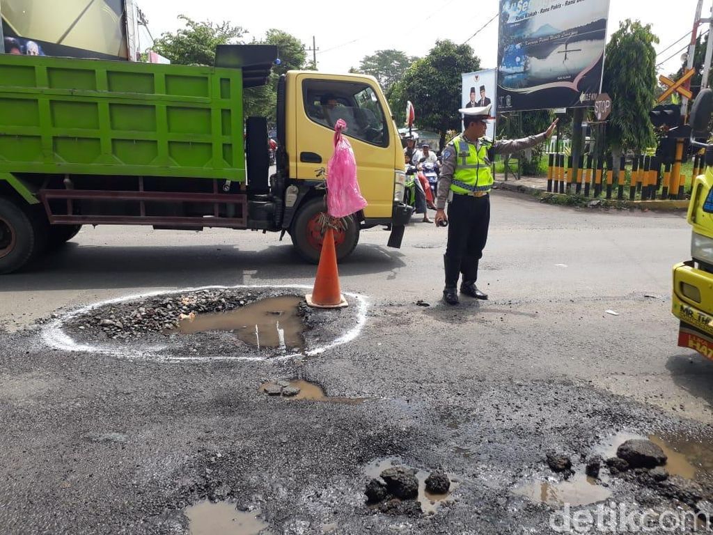 Pipa Bocor Bikin Aspal di Lumajang Terkelupas, Polisi Beri Tanda Pipa Bocor Bikin Aspal di Lumajang Terkelupas, Polisi Beri Tanda