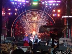 Slank hingga Zaskia Gotik Tak Beri Napas Penonton Sweet 17 Transmedia