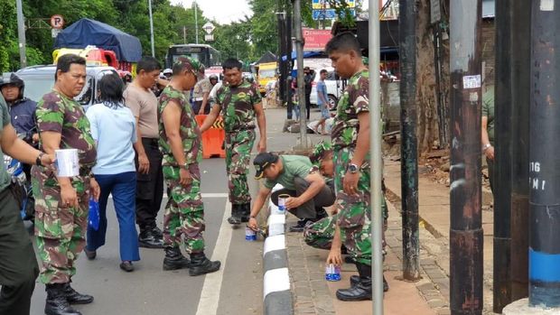 TNI dan Polri Bersih-bersih Mapolsek Ciracas Usai Diserang Massa