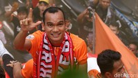 Para pemain melambaikan tangan ke suporter.