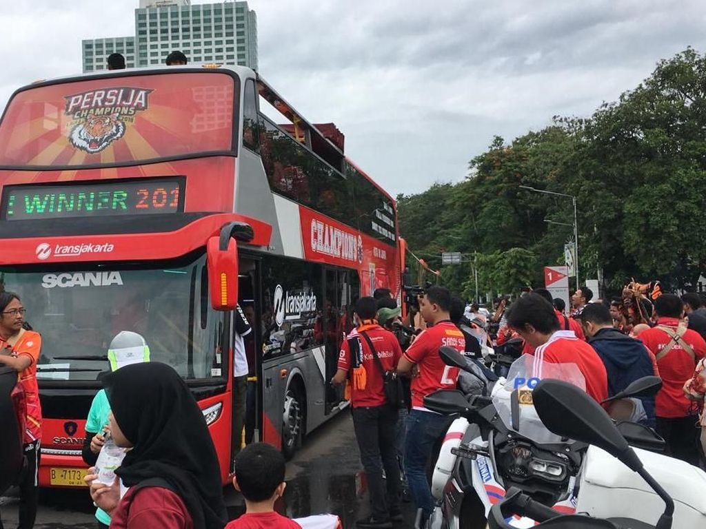 The Jakmania Mulai Bergerak Ikuti Pawai Juara Persija Jakarta The Jakmania Mulai Bergerak Ikuti Pawai Juara Persija Jakarta