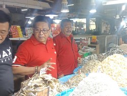 Blusukan ke Pasar di Medan, Hasto Beli Ikan Asin untuk Jokowi-Mega