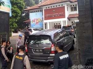 Geledah Disdikbud Cianjur, KPK Sita 3 Kardus dan 1 Koper Berkas Geledah Disdikbud Cianjur, KPK Sita 3 Kardus dan 1 Koper Berkas