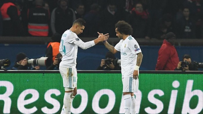 PARIS, FRANCE - MARCH 06: Casemiro of Real Madrid (L) celebrates as he scores their second goal with Casemiro of Real Madrid celebrates as he scores their second goal with Cristiano Ronaldo during the UEFA Champions League Round of 16 Second Leg match between Paris Saint-Germain and Real Madrid at Parc des Princes on March 6, 2018 in Paris, France. (Photo by Matthias Hangst/Getty Images)