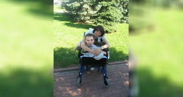 Seumur hidupnya pria asal Rusia ini harus menggunakan kursi roda dan diurus selama 24/7 oleh keluarga untuk makan, minum, hingga ke kamar mandi. Akibat kondisinya tersebut, Grigory mengisolasi diri dan hanya menghabiskan waktunya di depan komputer. Foto: Dok. NTD Inspired, Facebook/Grigory Prutov