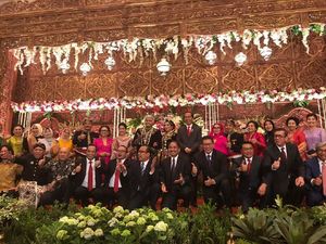 Jokowi dan Iriana Hadiri Resepsi Pernikahan Putra Menlu Retno