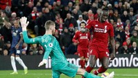 David de Gea harus bekerja keras sepanjang laga karena Liverpool begitu agresif dengan membuat 36 attempts, 11 di antaranya on target. (Carl Recine/Reuters)
