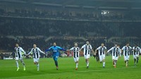 Juventus semakin kukuh di capolista usai meraih kemenangan ke-15 dari 16 pertandingan pertama tanpa kekalahan. Juve mengoleksi 46 poin, unggul 11 poin dari rival terdekatnya Napoli yang baru akan bermain malam ini. Foto: Reuters