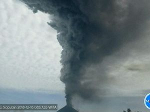 Gunung Soputan di Sulawesi Utara Erupsi Gunung Soputan di Sulawesi Utara Erupsi