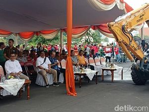 Terima Hibah Ekskavator, Risma Gunakan untuk Kendalikan Genangan