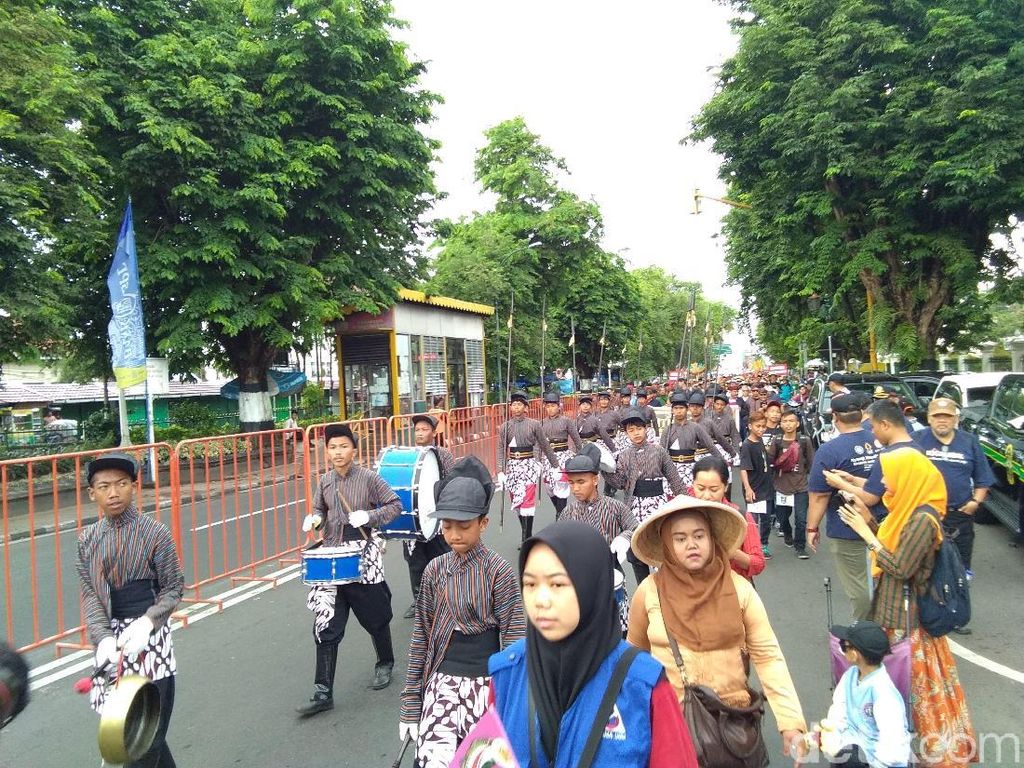 Berpakaian Adat, Ribuan Alumni UGM Nitilaku dari Keraton ke Balairung Berpakaian Adat, Ribuan Alumni UGM Nitilaku dari Keraton ke Balairung
