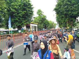 Berpakaian Adat, Ribuan Alumni UGM Nitilaku dari Keraton ke Balairung Berpakaian Adat, Ribuan Alumni UGM Nitilaku dari Keraton ke Balairung