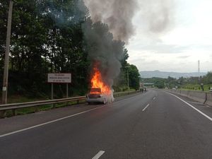 Mobil Ludes Terbakar di Tol Cipularang