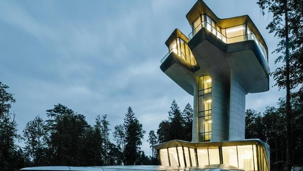 Canggih, Ada Rumah Mirip Pesawat Luar Angkasa di Tengah Hutan