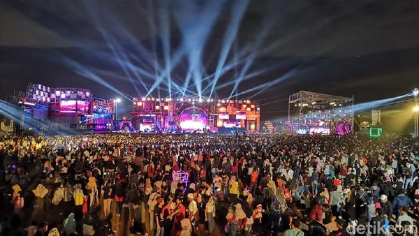 Ratusan Ribu Penonton Berpesta di Panggung Megah Sweet 17 Transmedia