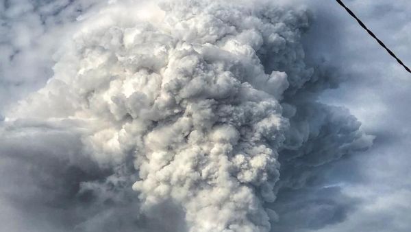Foto Dramatis Erupsi Gunung Soputan Sulawesi Utara