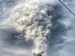Foto Dramatis Erupsi Gunung Soputan Sulawesi Utara Foto Dramatis Erupsi Gunung Soputan Sulawesi Utara