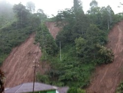 Hujan Longsorkan Tanah di Lereng Argopuro, Timbun 4 Rumah Warga
