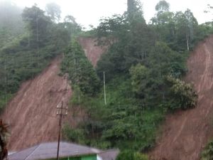 Hujan Longsorkan Tanah di Lereng Argopuro, Timbun 4 Rumah Warga Hujan Longsorkan Tanah di Lereng Argopuro, Timbun 4 Rumah Warga