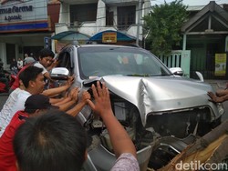 Sopir Ngantuk, SUV Ringsek Tabrak Pohon