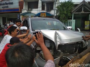 Sopir Ngantuk, SUV Ringsek Tabrak Pohon Sopir Ngantuk, SUV Ringsek Tabrak Pohon