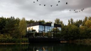 Rumah Kaca Di Atas Danau