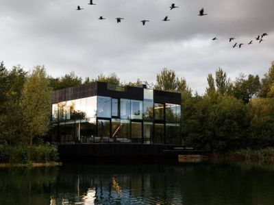 Rumah Kaca Di Atas Danau