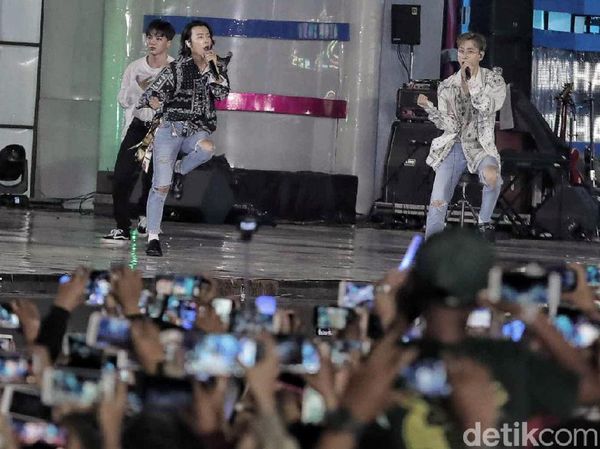 Super Junior D&E Hingga Slank Panaskan Panggung HUT Transmedia Hari Kedua