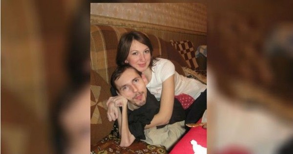 Intens berkomunikasi lewat internet, bunga-bunga cinta tumbuh di hati Grigory. Gayung bersambut, Anna pun memiliki rasa yang sama terhadap pria yang diperkirakan dokter hanya akan bertahan hidup hingga usia lima tahun itu. Foto: Dok. NTD Inspired, Facebook/Grigory Prutov