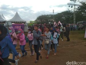 Kompak Berbaju Pink, SONE Padati Area HUT 17 Transmedia Kompak Berbaju Pink, SONE Padati Area HUT 17 Transmedia
