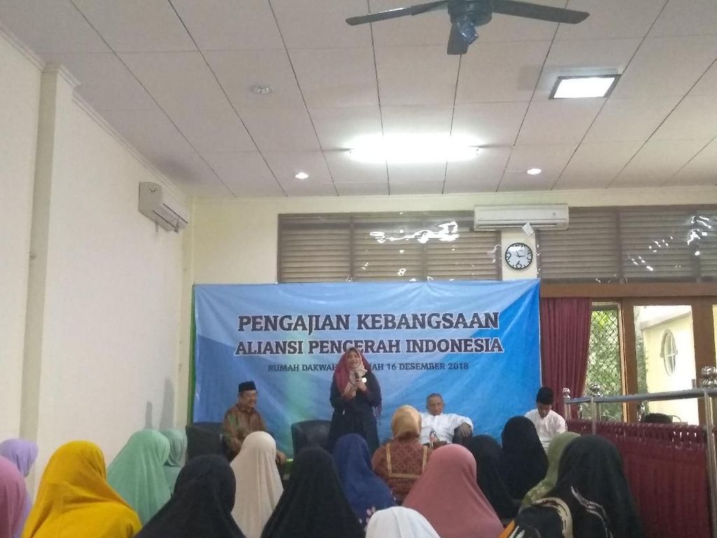 Neno Warisman Ajak Relawan Ganti Presiden Jihad Harta Neno Warisman Ajak Relawan Ganti Presiden Jihad Harta