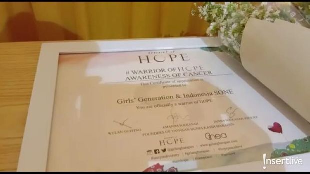 Hadiah dari Yayasan Dunia Kasih Harapan untuk Hyoyeon SNSD