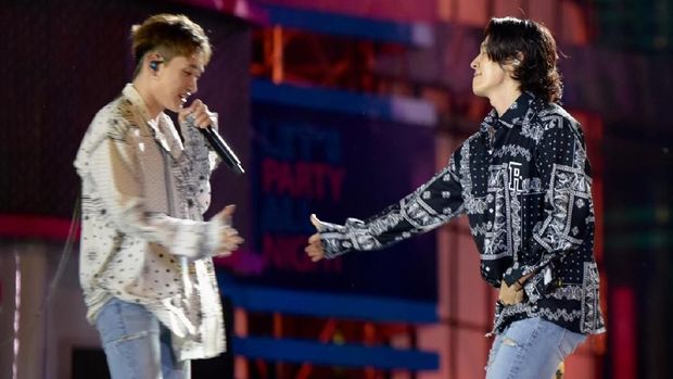 Aksi Super Junior D&E saat HUT Transmedia ke-17, Desember 2018.