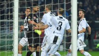 Usai mencetak gol, Ronaldo melakukan selebrasi dengan menyentuhkan dadanya kepada Icazho. Selebrasi yang provokatif sehingga pemain terbaik dunia lima kali itu diganjar kartu kuning oleh wasit. Foto: Reuters