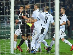 Usai mencetak gol, Ronaldo melakukan selebrasi dengan menyentuhkan dadanya kepada Icazho. Selebrasi yang provokatif sehingga pemain terbaik dunia lima kali itu diganjar kartu kuning oleh wasit. Foto: Reuters