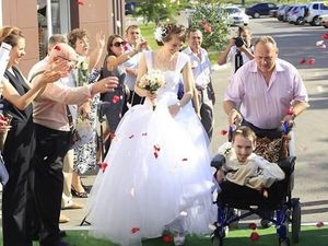 Wanita Cantik Menikahi Pria Lumpuh, Bukti Cinta Tak Selalu Pandang Fisik