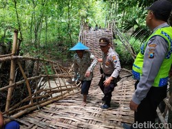 Melihat Jembatan Ambruk di Bojonegoro yang Diterjang Banjir