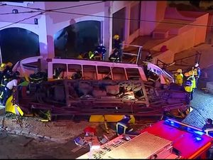 Trem Terguling di Portugal, 28 Orang Terluka Trem Terguling di Portugal, 28 Orang Terluka
