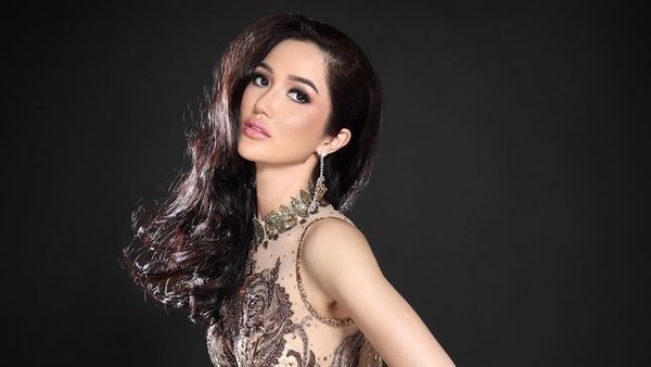 8 Gaya Seksi Sonia Fergina yang Berlaga di Final Miss Universe 2018 Hari Ini