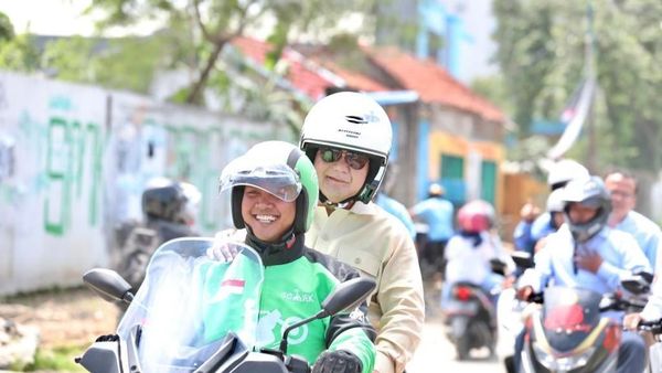 Potret Prabowo Naik Ojek Online Saat Kopdar dengan Komunitas Ojol