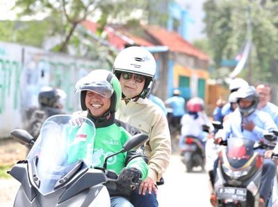 Potret Prabowo Naik Ojek Online Saat Kopdar dengan Komunitas Ojol