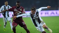Babak pertama berjalan sama kuat. Skor berakhir 0-0. Foto: Reuters