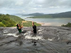 Uniknya Anambas: Basah-basahan di Air Terjun, Depannya Laut Uniknya Anambas: Basah-basahan di Air Terjun, Depannya Laut