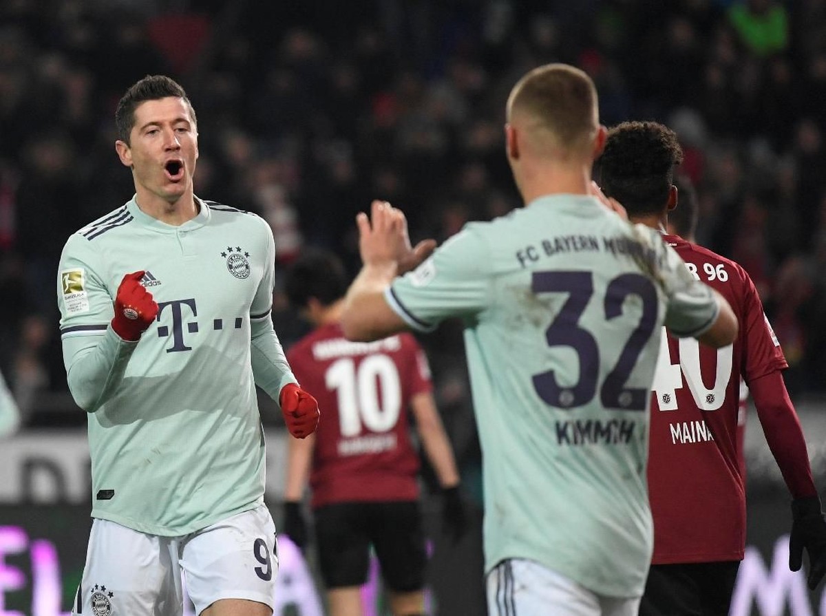Pemain Bayern Munich, Robert Lewandowski dan Josua Kimmich, merayakan gol ke gawang Hannover. (Foto: Fabian Bimmer/Reuters)