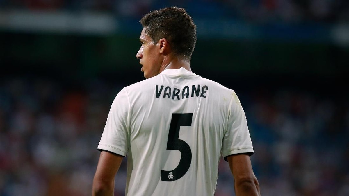 Raphael Varane enggan bicara soal masa depannya yang mulai dispekulasikan di Real Madrid (Foto: Gonzalo Arroyo Moreno/Getty Images)